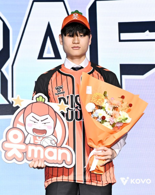 윤경, 남자배구 신인 드래프트에서 OK저축은행의 1순위로 지명