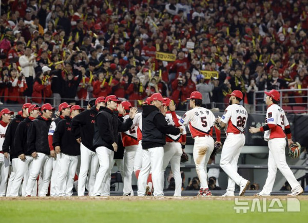 KIA, 삼성에 4-2로 역전승… 5차전으로 시리즈 균형 맞춰